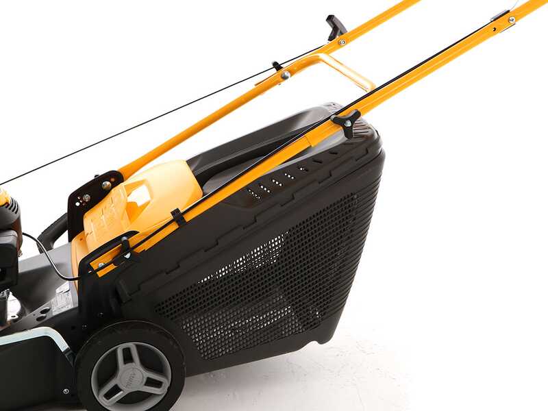 Cortac&eacute;sped de empuje Stiga Collector 43 con motor de gasolina - 123 cc