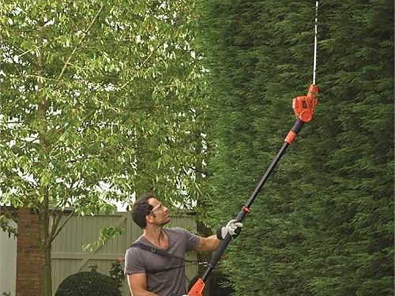 Cortasetos el&eacute;ctrico ajustable Black &amp; Decker PH5551-QS con barra alargadora telesc&oacute;pica