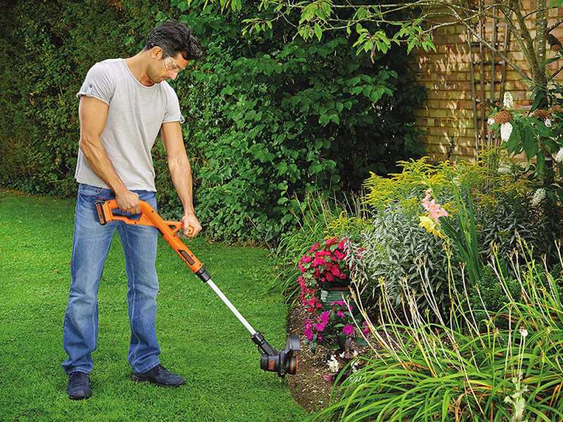 Black &amp; Decker ST182320-QW - Cortabordes de bater&iacute;a - 18V 2Ah