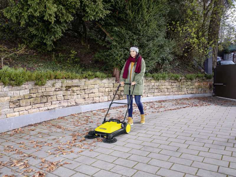 K&auml;rcher S 4 Twin - Barredora manual de empuje con recogedor - dep&oacute;sito 20 litros