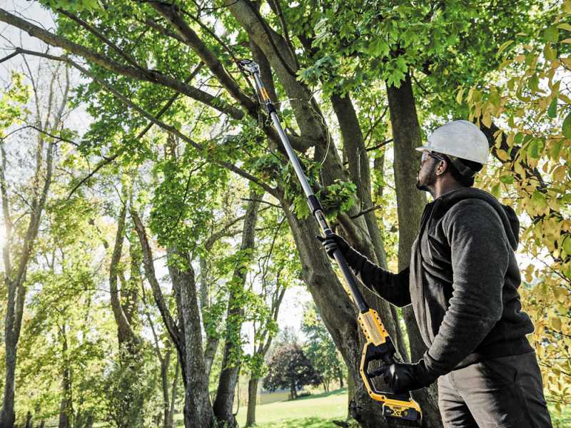 Podadora el&eacute;ctrica de bater&iacute;a con p&eacute;rtiga DeWalt DCMPS567P1-QW - 18V - 5AH