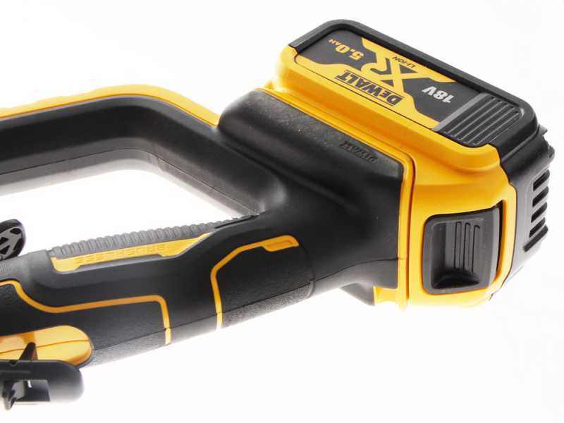 Podadora el&eacute;ctrica de bater&iacute;a con p&eacute;rtiga DeWalt DCMPS567P1-QW - 18V - 5AH