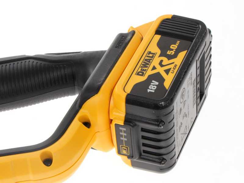 Cortasetos sobre p&eacute;rtiga el&eacute;ctrico orientable DEWALT DCMPH566P1-QW - Bater&iacute;a 18 V 5 Ah