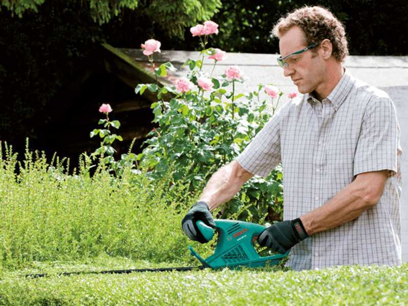 Cortasetos el&eacute;ctrico Bosch Easy HedgeCut 55  - cuchilla de 55 cm - potencia 450 W