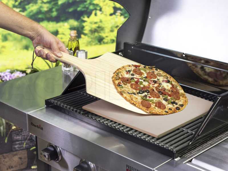 Equipo con piedra rectangular y pala de madera para pizza