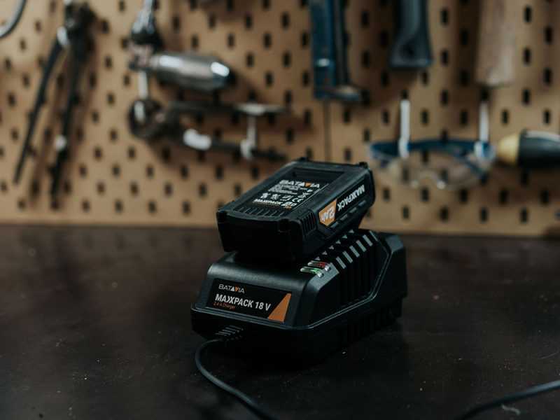 Soplador de bater&iacute;a a mano Batavia Maxxpack 18V - con bater&iacute;a de 2.0 Ah y cargador de bater&iacute;as