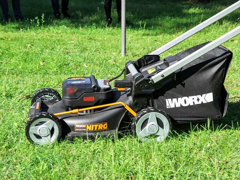 Worx Nitro WG749E - Cortac&eacute;sped autopropulsado de bater&iacute;a 2x20V/4Ah + gratis: 2x20V/4Ah - Corte de 46 cm