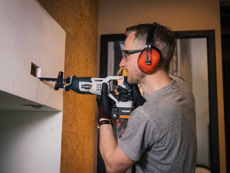 Batavia 7062507 - Sierra de sable de bater&iacute;a - BATER&Iacute;A Y CARGADOR NO EST&Aacute;N INCLUIDOS