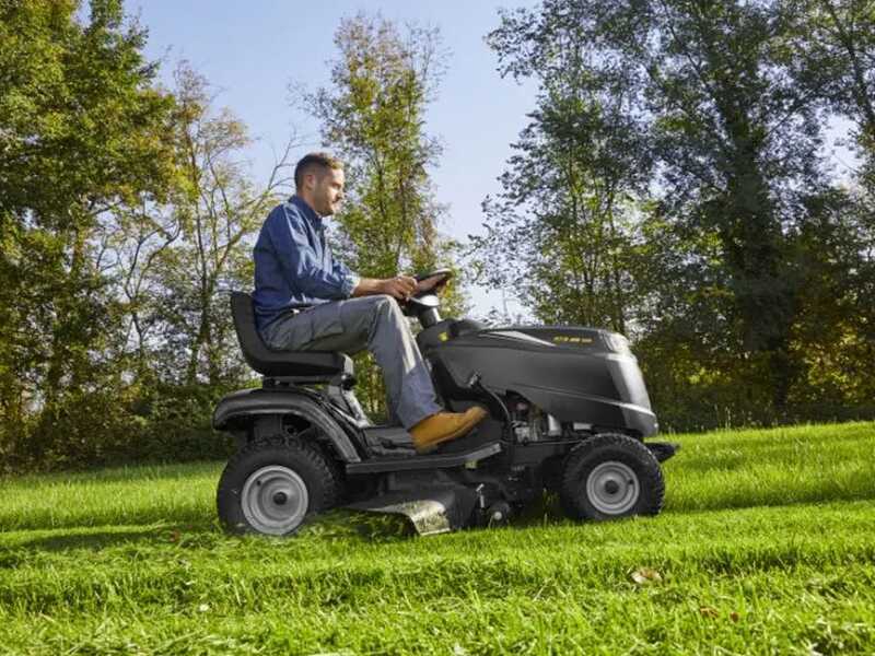 Tractor cortac&eacute;sped Alpina AT3 98 HA con motor Stiga ST 400