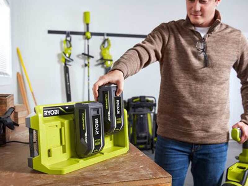 Cargador de bater&iacute;as RYOBI RY36C3PA de 3 puertos - 36V