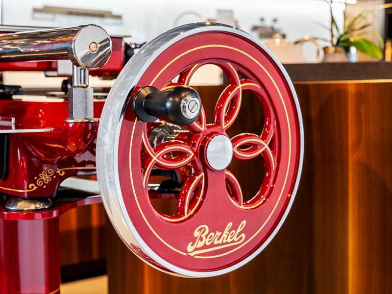 BERKEL TRIBUTE Roja - Cortadora de fiambre de volante - Cuchilla de acero cromado de 300 mm