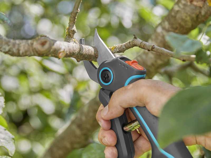 Tijeras de bater&iacute;a Gardena AssistCut con bater&iacute;a integrada 3.7V/2 Ah