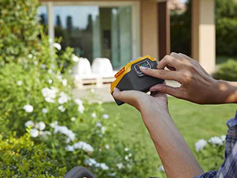 Cortasetos de bater&iacute;a STIGA HT 100e KIT - 20V 2Ah - Bater&iacute;a y cargador incluidos