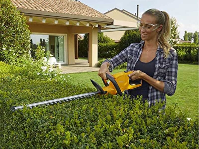 Cortasetos de bater&iacute;a STIGA HT 100e KIT - 20V 2Ah - Bater&iacute;a y cargador incluidos