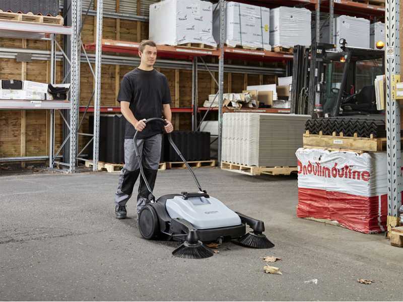 Nilfisk SW 250 - Barredora manual de empuje con recogedor 