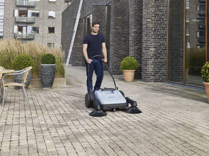 Nilfisk SW 250 - Barredora manual de empuje con recogedor 