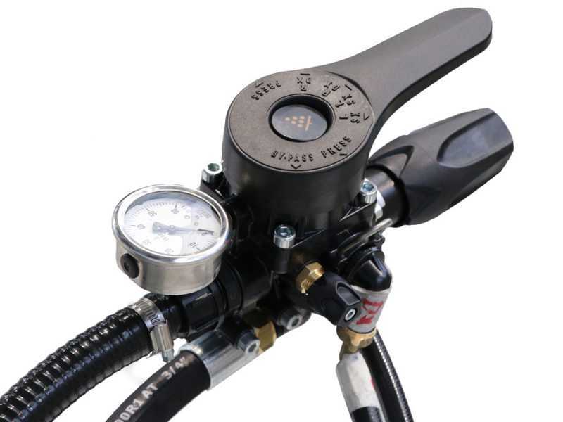 Atomizador de arrastre Gray T Car 600/70 con enganche para tractor para pulverizaci&oacute;n - Capacidad 600L - Bomba AR1064