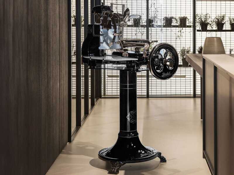 Berkel Tribute Negra - Cortadora de fiambre de volante con pedestal - Cuchilla de acero cromado de 300 mm