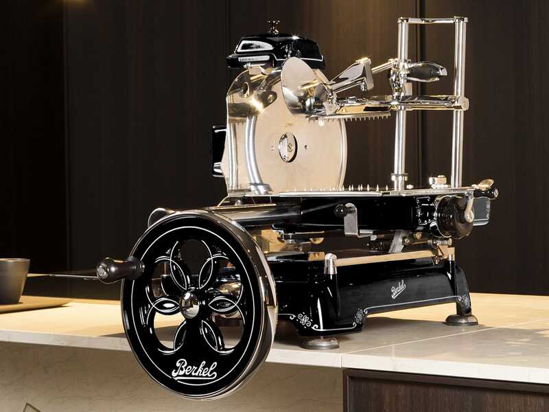 Berkel Tribute Negra - Cortadora de fiambre de volante con pedestal - Cuchilla de acero cromado de 300 mm