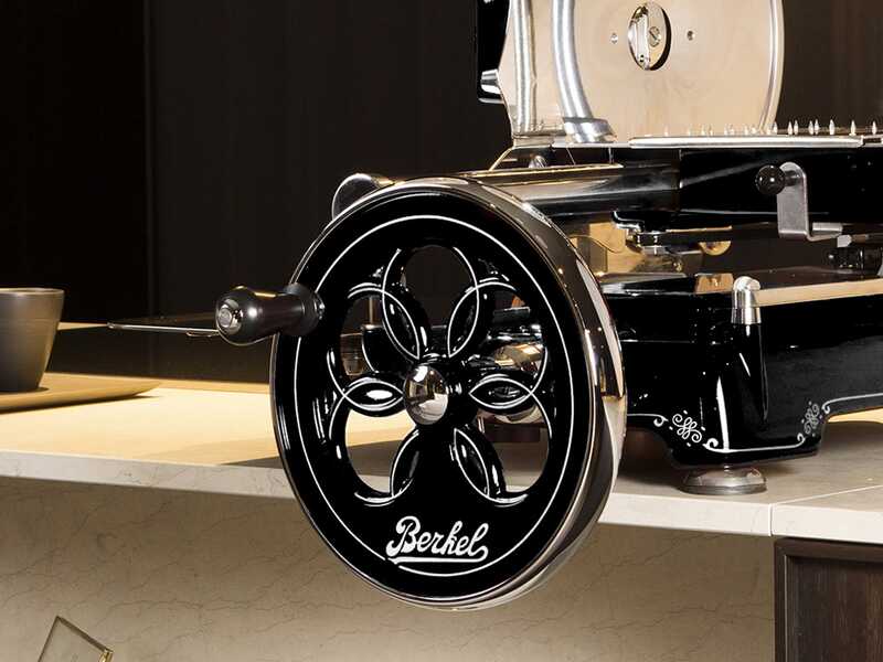 Berkel Tribute Negra - Cortadora de fiambre de volante con pedestal - Cuchilla de acero cromado de 300 mm