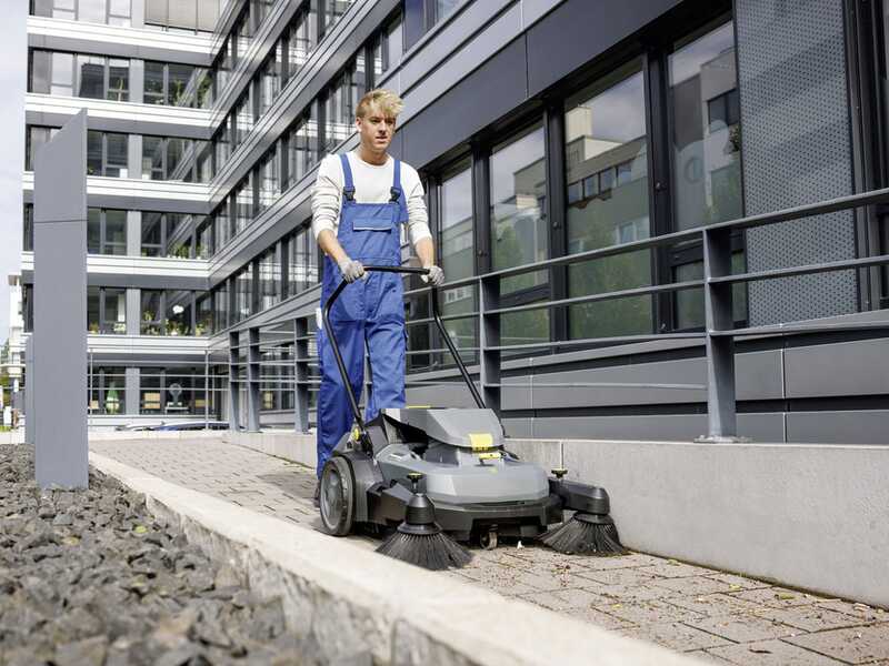 Karcher KM 70/25 C Bp 2SB - Barredora de bater&iacute;a con recogedor 36 V 5 Ah