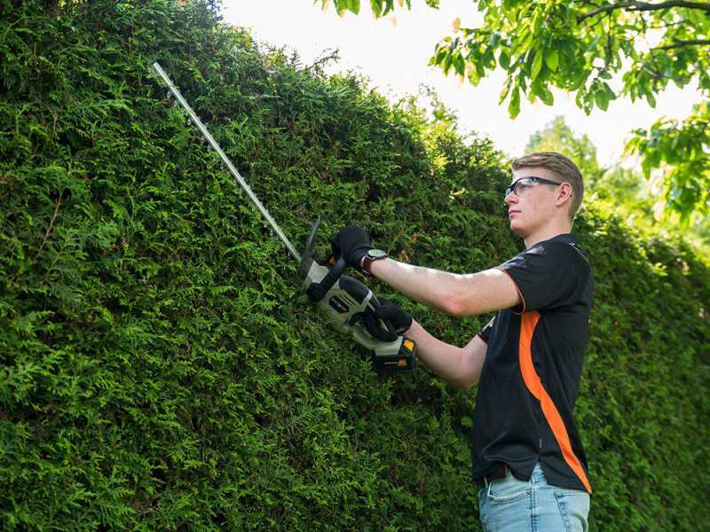 Batavia Cortasetos de bater&iacute;a - cuchilla de 61 cm de acero - BATER&Iacute;A Y CARGADOR NO EST&Aacute;N INCLUIDOS