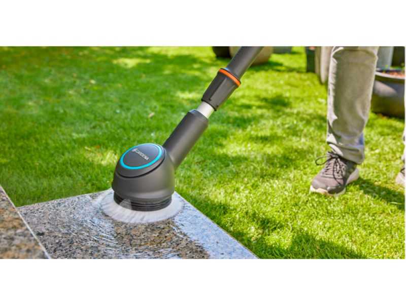 Gardena AquaBrush Compact 02/18V - Limpiador de suelos de bater&iacute;a - BATER&Iacute;A Y CARGADOR NO EST&Aacute;N INCLUIDOS