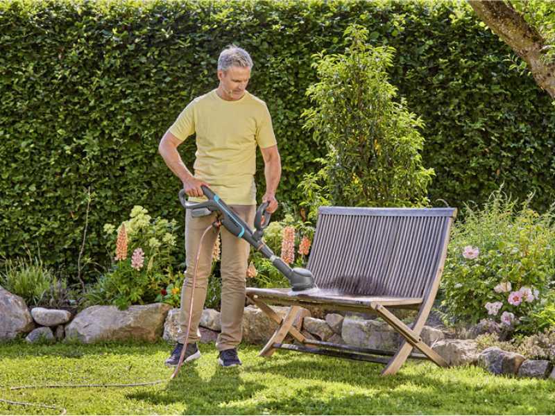 Gardena AquaBrush Compact 02/18V - Limpiador de suelos de bater&iacute;a - BATER&Iacute;A Y CARGADOR NO EST&Aacute;N INCLUIDOS