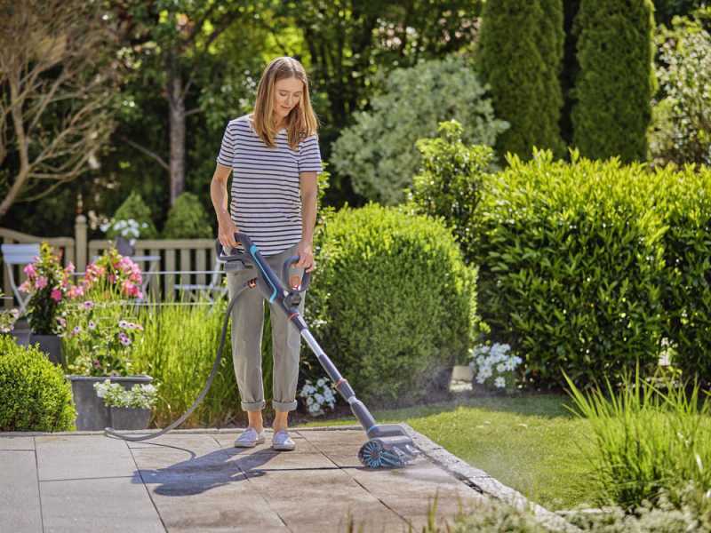 Gardena AquaBrush Universal 03/18V P - Limpiador de suelos de bater&iacute;a + Cepillo - con starter kit 18V - 2.5Ah