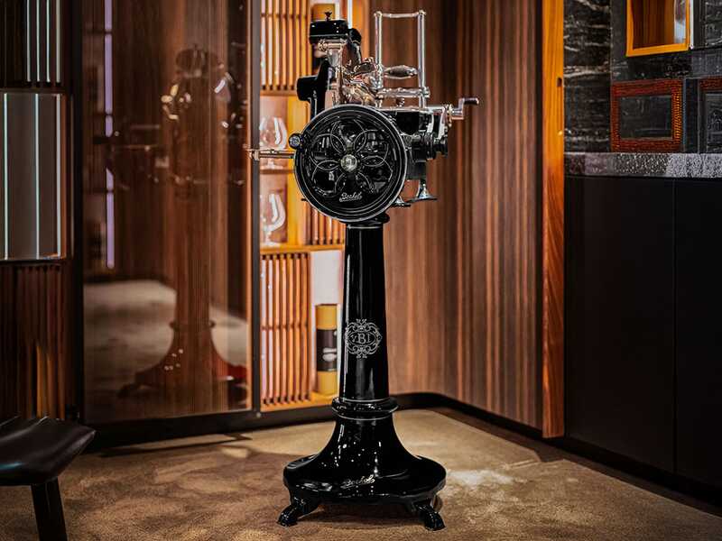 Berkel B2 Negra - Cortadora de fiambre de volante con pedestal - Cuchilla de acero cromado de 265 mm