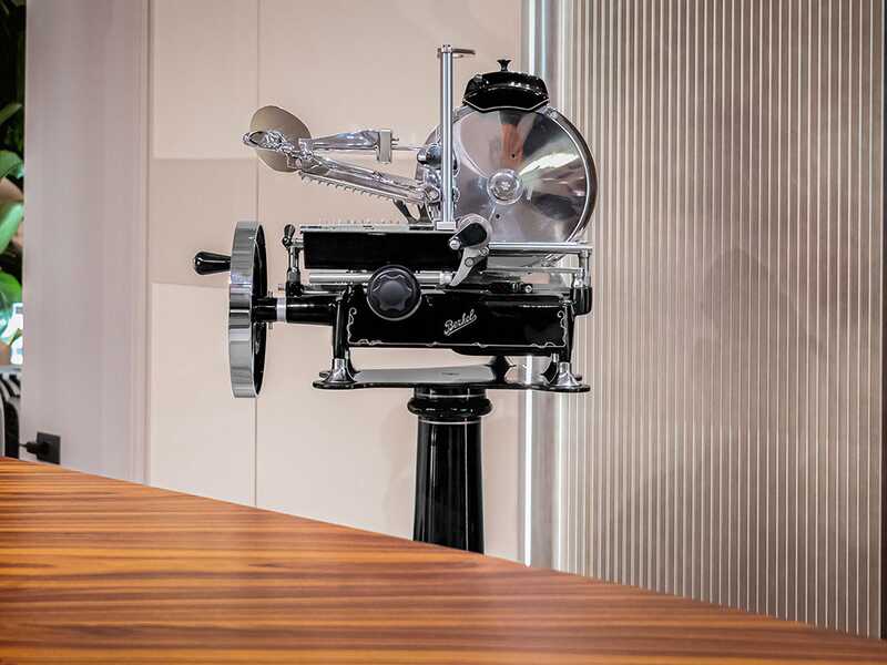 Berkel B2 Negra - Cortadora de fiambre de volante con pedestal - Cuchilla de acero cromado de 265 mm