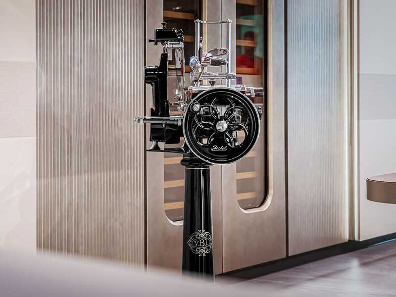 Berkel B2 Negra - Cortadora de fiambre de volante con pedestal - Cuchilla de acero cromado de 265 mm