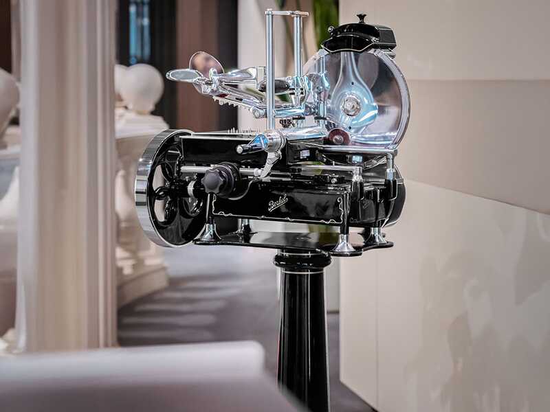 Berkel B2 Negra - Cortadora de fiambre de volante con pedestal - Cuchilla de acero cromado de 265 mm