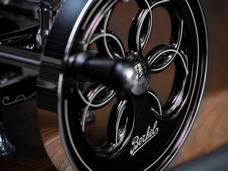 Berkel B2 Negra - Cortadora de fiambre de volante con pedestal - Cuchilla de acero cromado de 265 mm