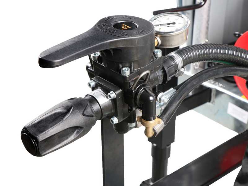 Atomizador de arrastre Gray T Car 1500/80 con enganche para tractor para tratamientos fitosanitarios - Capacidad 1500L - Bomba AR1064