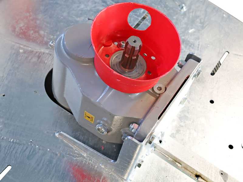 Atomizador de arrastre Gray T Car 1500/90 con enganche para tractor para pulverizaci&oacute;n  - Capacidad 1500L - Bomba AR1203