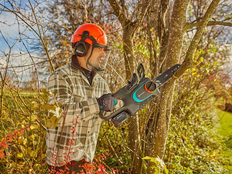 Gardena PowerSaw 250/18V - Electrosierra de bater&iacute;a - Espada de 25cm - BATER&Iacute;A Y CARGADOR NO EST&Aacute;N INCLUIDOS