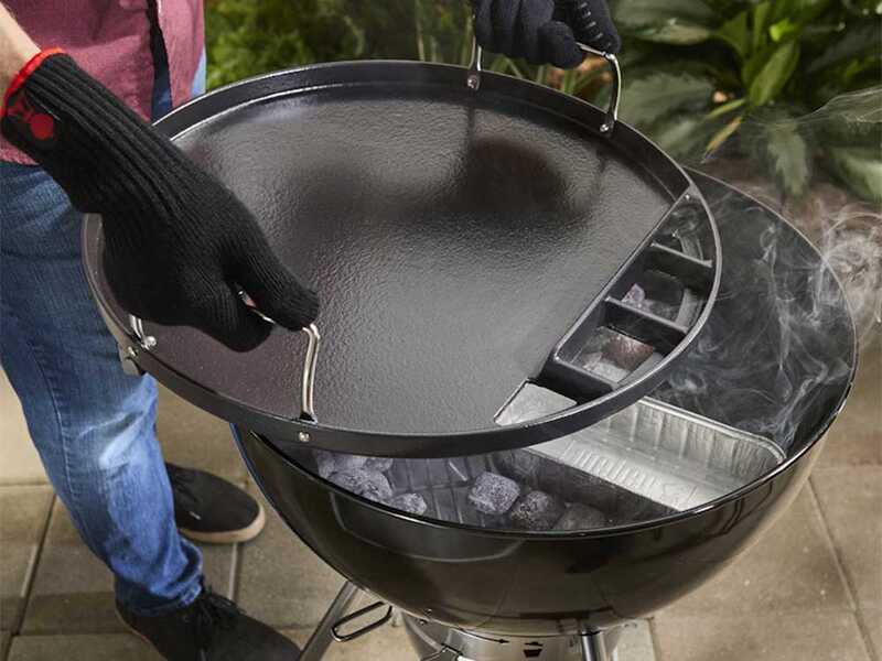 Plancha redonda insertable de hierro fundido para barbacoa Weber a carb&oacute;n