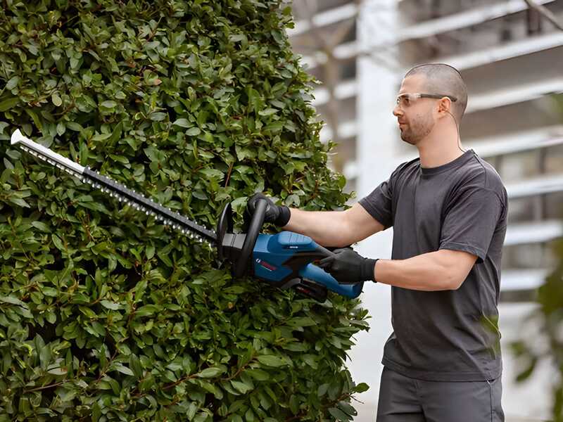 Bosch Professional GHE 18V-60 - Cortasetos de bater&iacute;a 18V/4Ah - Cuchilla de 60 cm