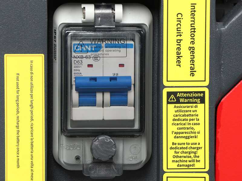 Blue Bird FM 24-65 - Robot desbrozador h&iacute;brido con control remoto