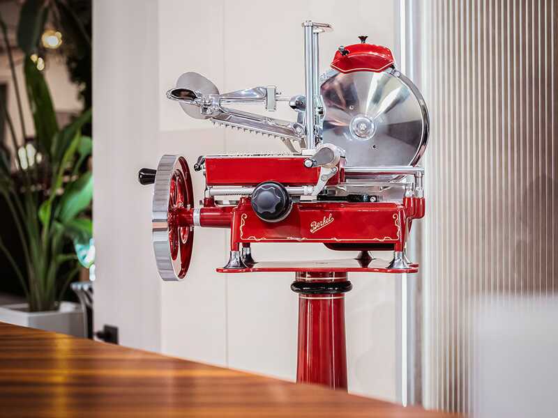 Berkel B2 Roja - Cortadora de fiambre de volante con pedestal - Cuchilla de acero cromado de 265 mm