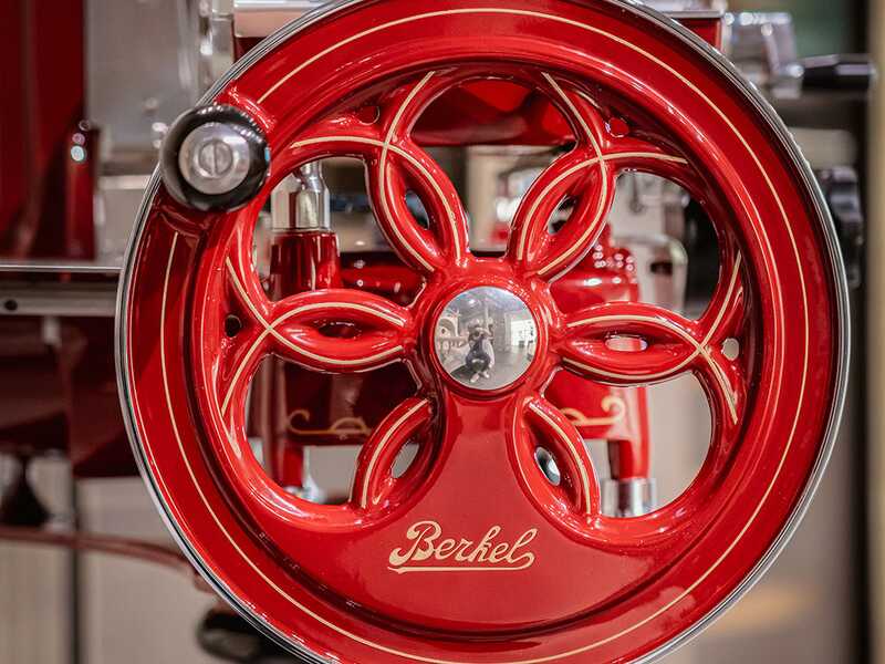 Berkel B2 Roja - Cortadora de fiambre de volante con pedestal - Cuchilla de acero cromado de 265 mm