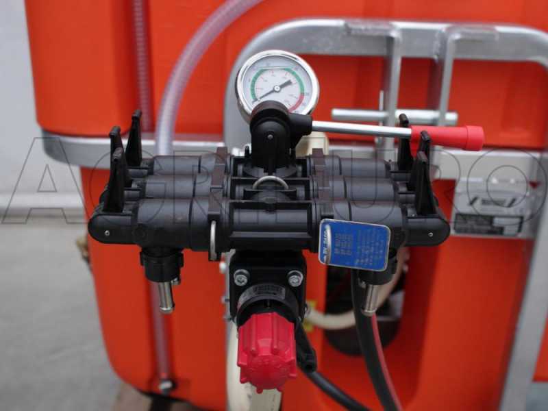 Tornado EMILIA 600/135 - Pulverizador suspendido - dep&oacute;sito 600 l