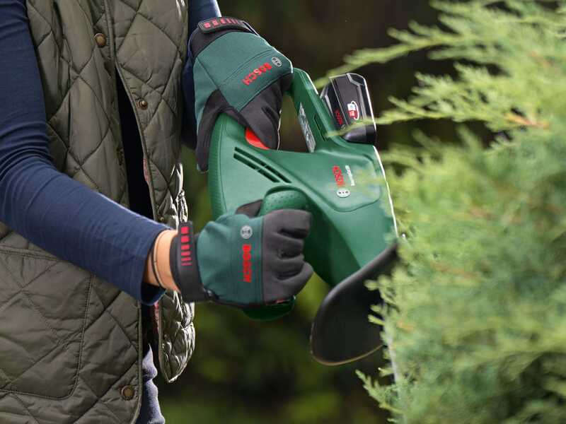 Bosch UniversalHedgePole 18 - Cortasetos de bater&iacute;a con p&eacute;rtiga telesc&oacute;pica - 18 V/2,5 Ah