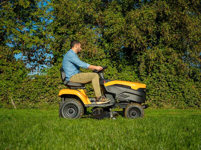 Stiga Tornado 398e - Kit Tractor cortac&eacute;sped + 2 m&oacute;dulos bater&iacute;a ePower Pro 56V/40Ah - Salida lateral y mulching