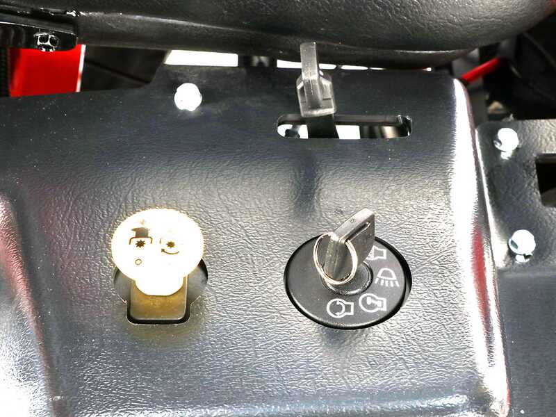 GeoTech ZTM 107-200 - Tractor cortac&eacute;sped profesional de giro cero - Salida lateral - Motor de 546 cc