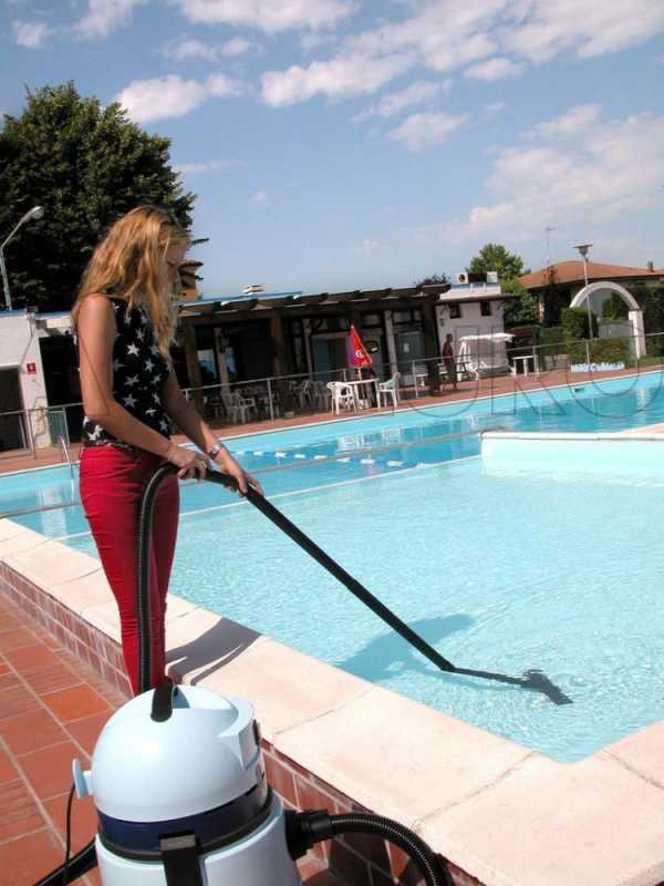 Limpiar La Piscina Con Una Aspiradora. Filtro Sucio Después De Limpiar El  Agua. Equipos De Limpieza Para Piscinas Pequeñas. Fotos, retratos, imágenes  y fotografía de archivo libres de derecho. Image 178145304