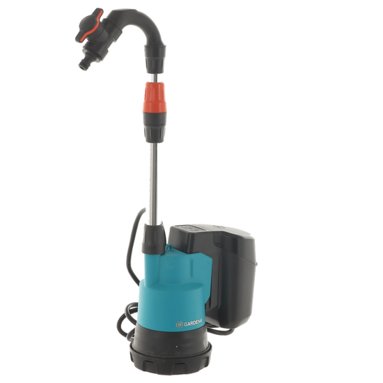 Gardena 2000/2 - Bomba para depósitos - Batería de18V 2.5 Ah y cargador incluidos